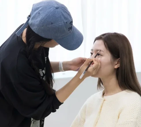 더봄 | 명동의 K-뷰티 메이크업 - Thumbnail