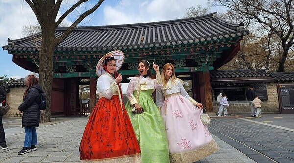 서울 문화 2일 투어 (경복궁 · 북촌 한옥마을 · 등산객장 · 은평 한옥마을 · 스타필드 도서관) - 서울출발