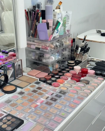 레디유 | 홍대 메이크업 매장