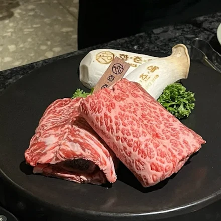 청담동화천청담점에서 정통 한우갈비를 맛보세요