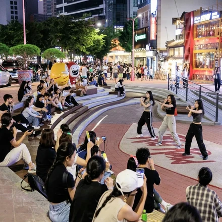 외국인 전용 K-팝 문화 일일 투어 (홍대 거리, K-팝 댄스 클래스, 명동 하이커 그라운드, 난타 공연)
