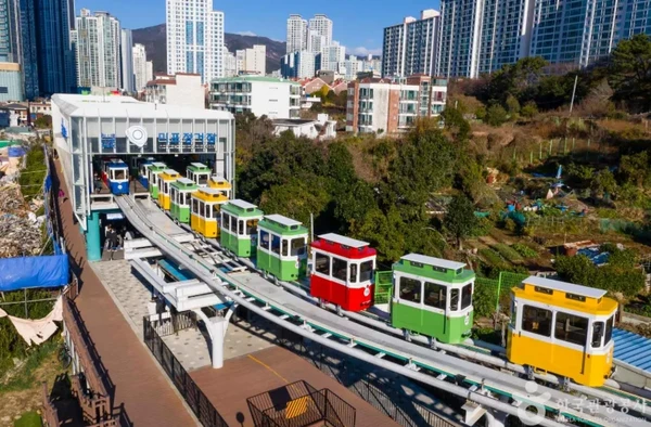 블루라인파크스카이캡슐 + 오륙도 + 흰여울문화마을 + 감천 일일투어 | 부산출발