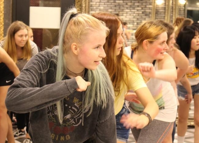 외국인 전용 K-팝 문화 일일 투어 (홍대 거리, K-팝 댄스 클래스, 명동 하이커 그라운드, 난타 공연)