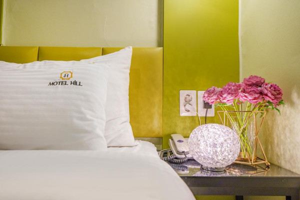 Mini room (hotel down bedding, freshly roasted coffee, large parking lot, Netflix & YouTube)