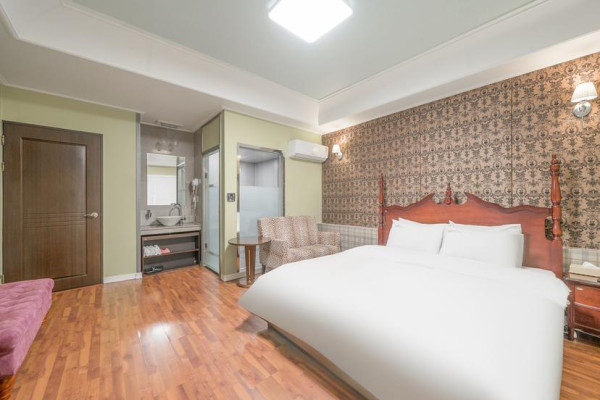 Standard - Smoking Room (OTT viewing available (Netflix, YouTube, Disney, etc.) - Personal ID requir