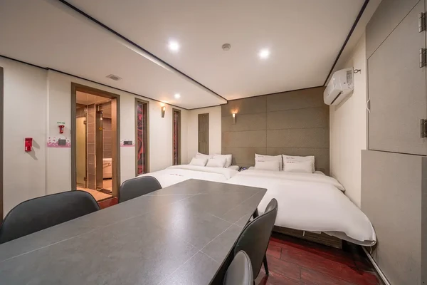 Party room / No bathtub (8 pyeong / 4-person table / Netflix / YouTube Premium / Latex bed / No canc