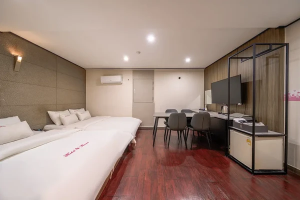 Party room / No bathtub (8 pyeong / 4-person table / Netflix / YouTube Premium / Latex bed / No canc